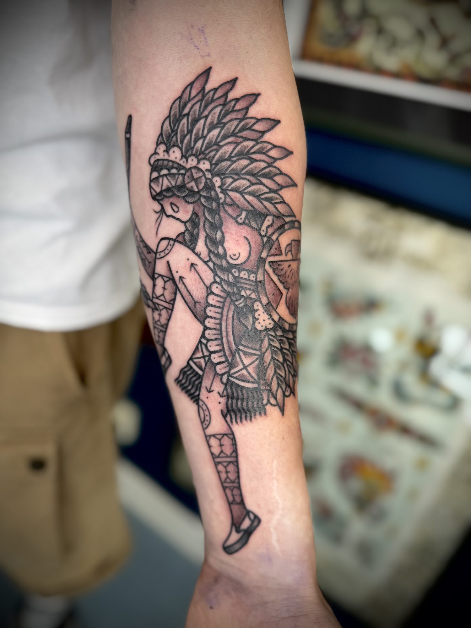Frau mit Federkopfschmuck am Unterarm, Traditional Tattoo von Salle bei Eine Liebe Tätowiergeschäft in Bochum