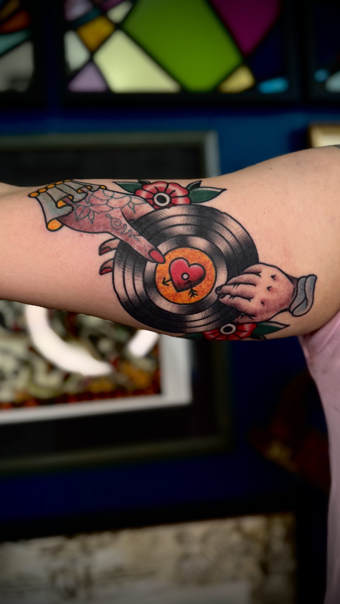 Hände mit Schallplatte am Unterarm, Traditional Tattoo von Salle bei Eine Liebe Tätowiergeschäft in Bochum