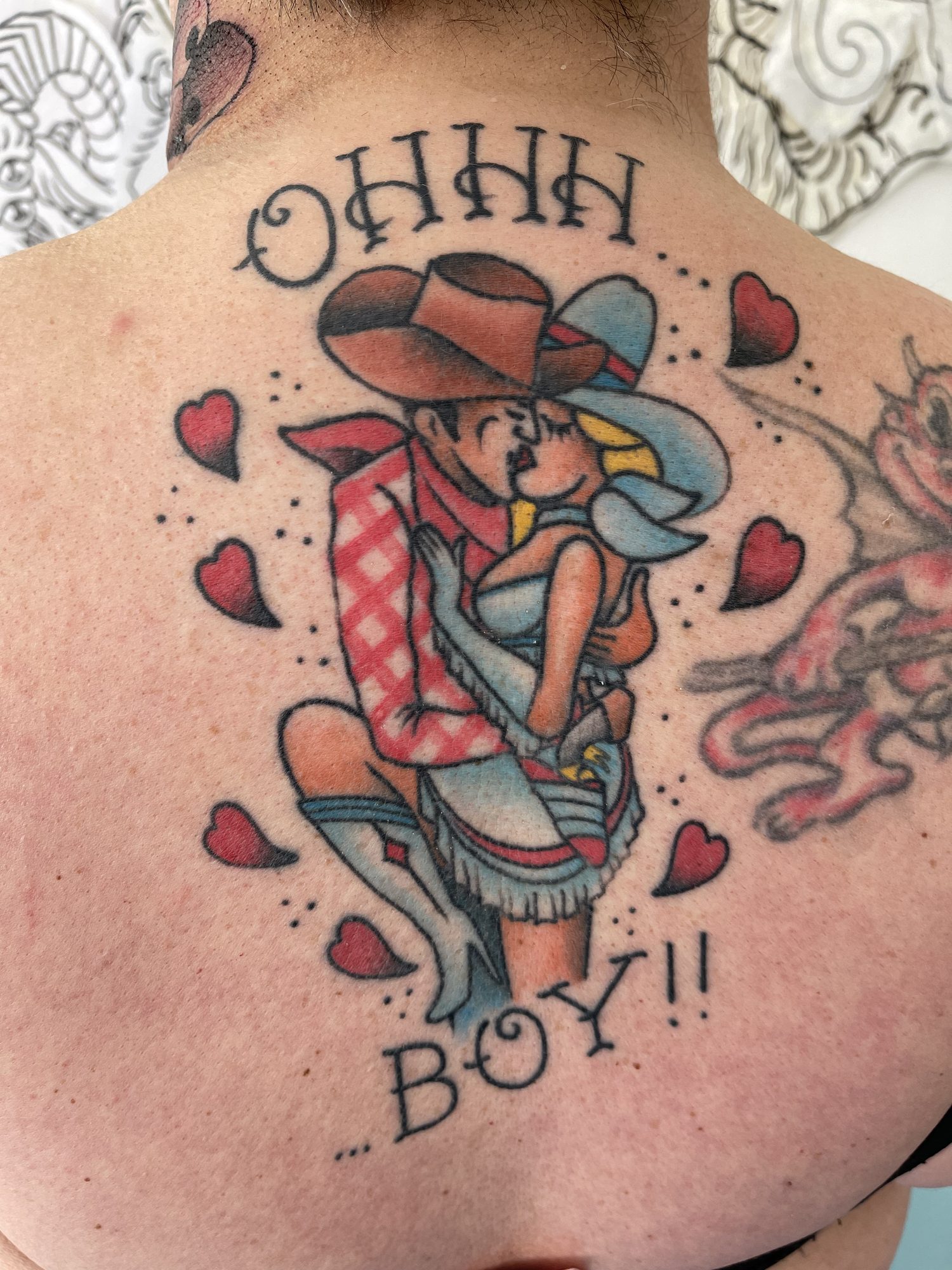 Küssendes Cowboy-Paar auf dem Rücken, Traditional Tattoo von Salle bei Eine Liebe Tätowiergeschäft in Bochum